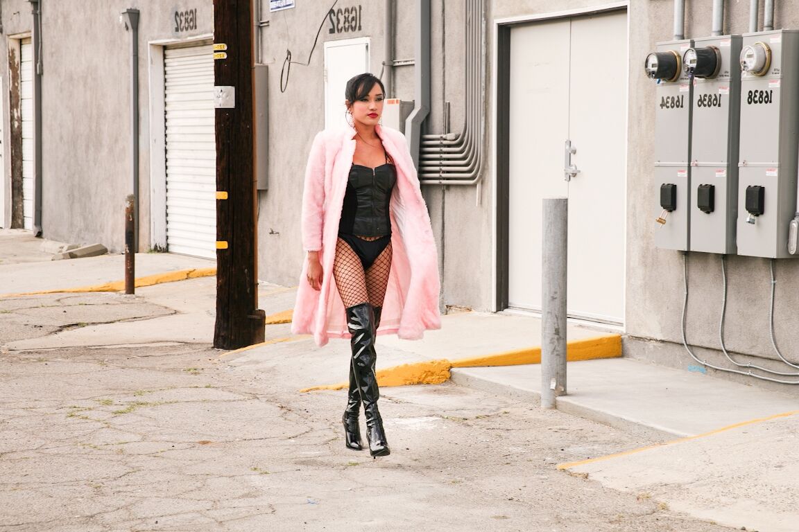 15P La belleza asiática Jessica Fox modela lencería de cuero con medias de red y botas OTK