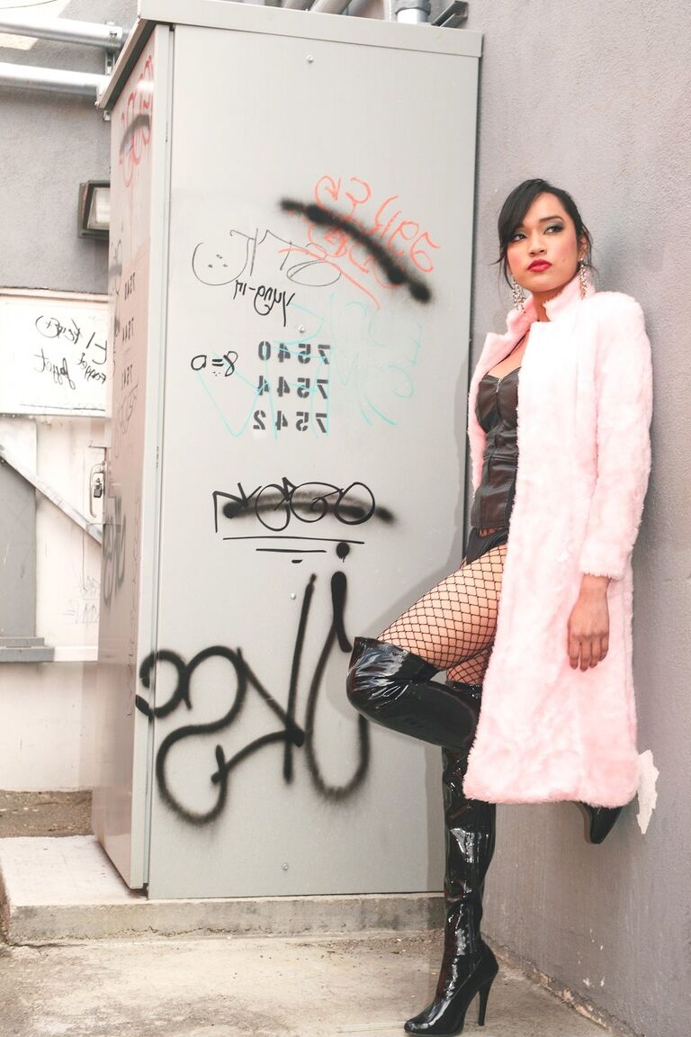 15P La belleza asiática Jessica Fox modela lencería de cuero con medias de red y botas OTK