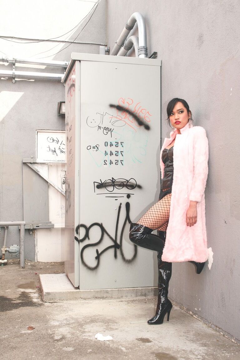 15P La belleza asiática Jessica Fox modela lencería de cuero con medias de red y botas OTK