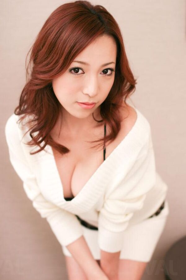 15P Kanako Tsuchiyo con un hermoso vestido sonríe mientras el semen golpea su cara