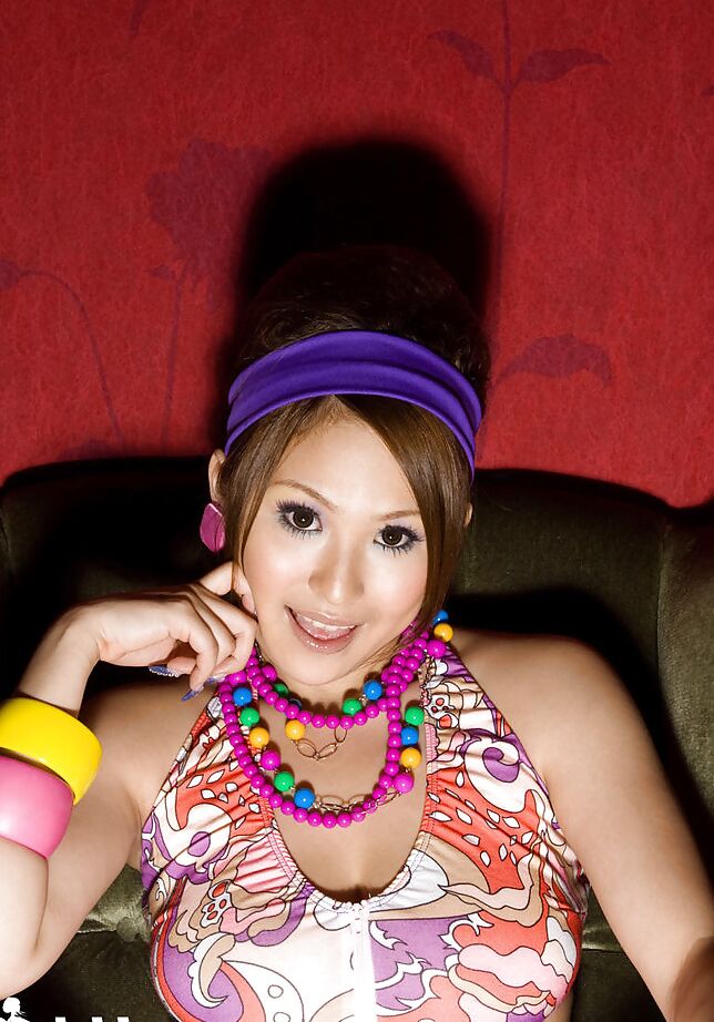 14P La superbe asiatique Yui Aoyama dévoile ses gros seins et sa chatte poilue.