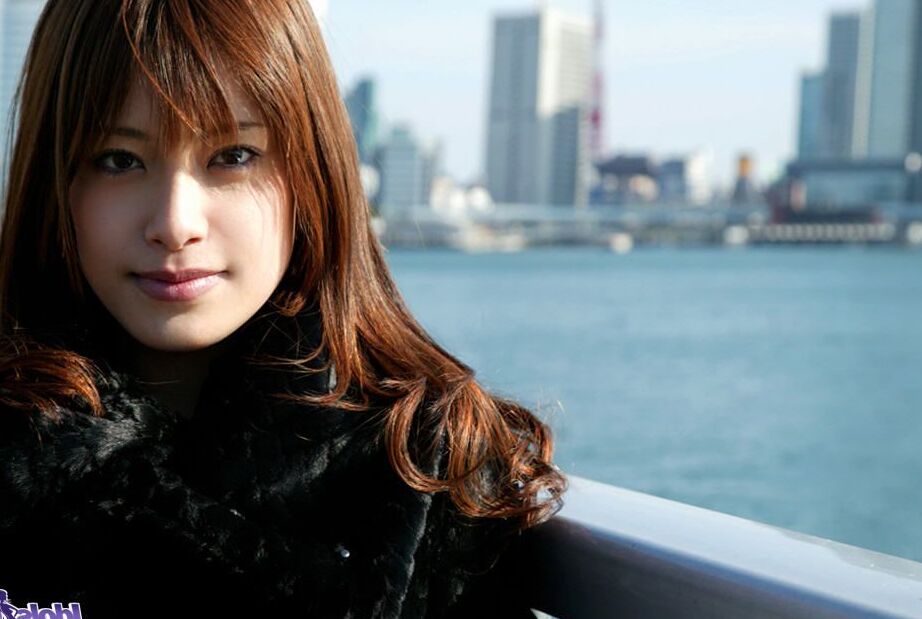 16P La belleza japonesa Asuka se desnuda totalmente antes de tener sexo en la cama de una habitación de hotel