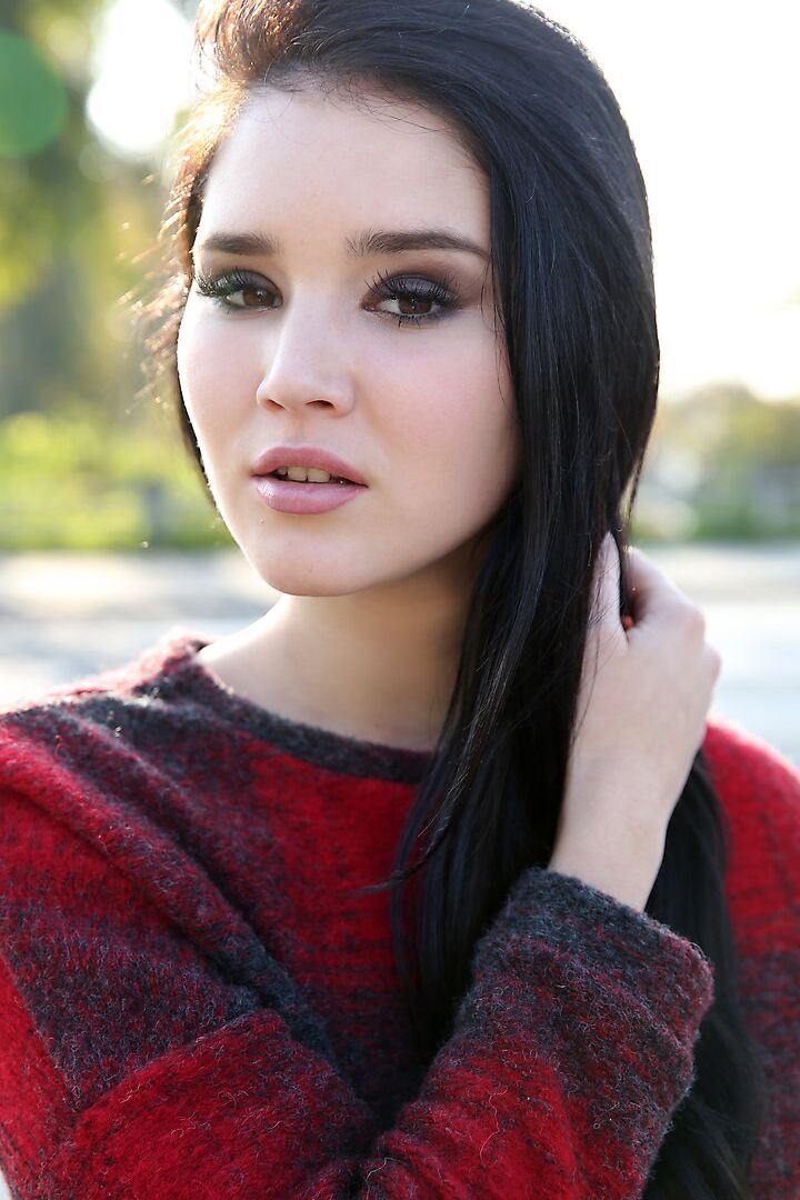 16P Malena, mannequin glamour brune, en bottes, pose non nue en extérieur