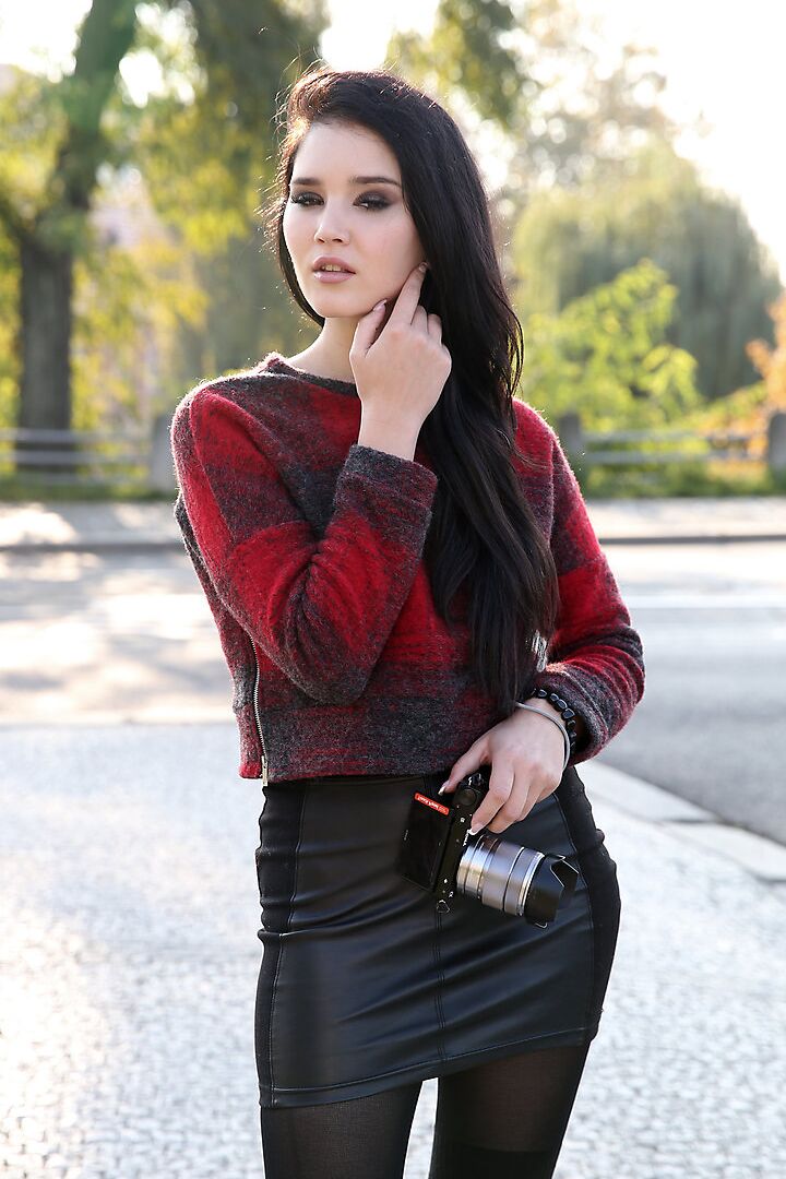 16P Malena, mannequin glamour brune, en bottes, pose non nue en extérieur