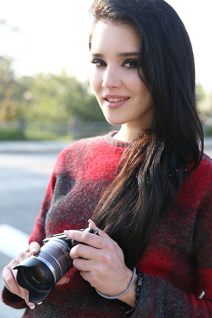 16P Malena, mannequin glamour brune, en bottes, pose non nue en extérieur