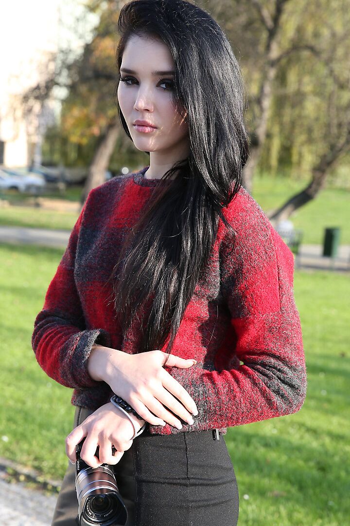 16P Malena, mannequin glamour brune, en bottes, pose non nue en extérieur