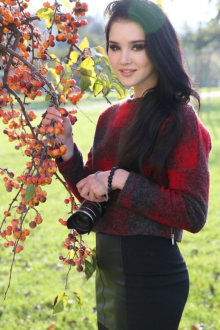 16P Malena, mannequin glamour brune, en bottes, pose non nue en extérieur