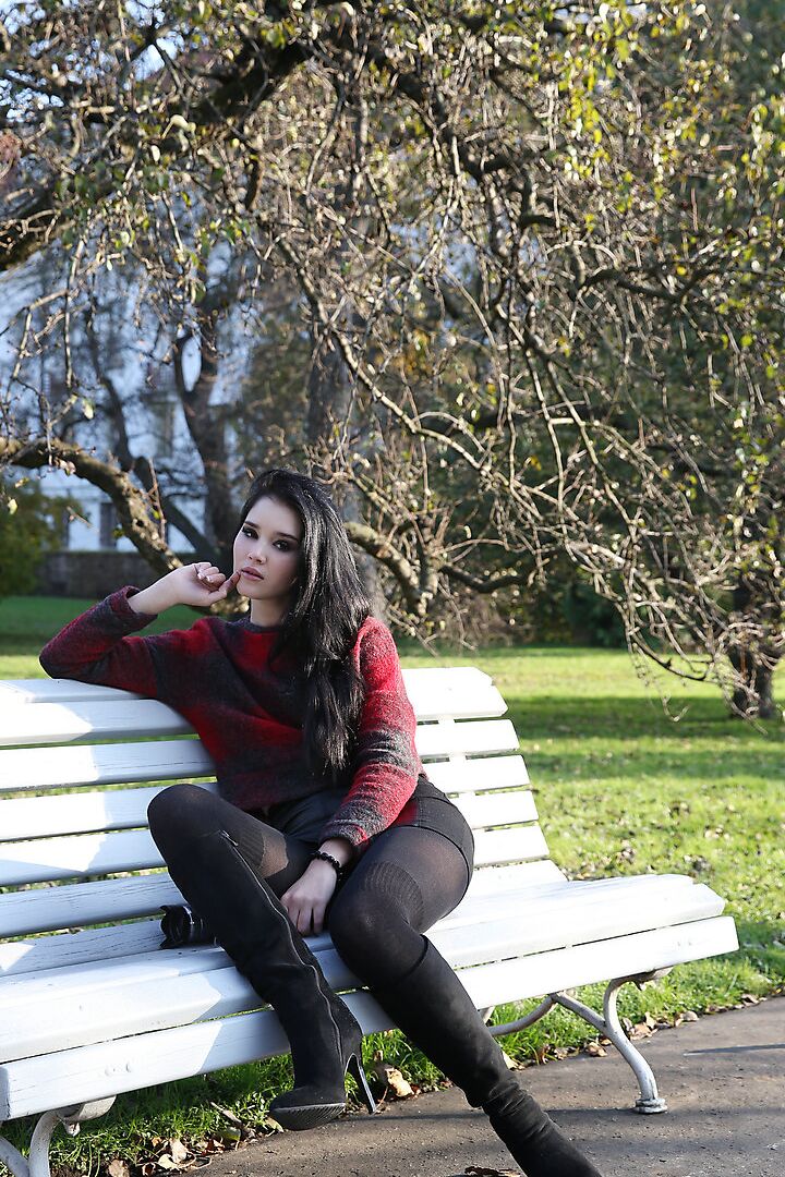 16P Malena, mannequin glamour brune, en bottes, pose non nue en extérieur