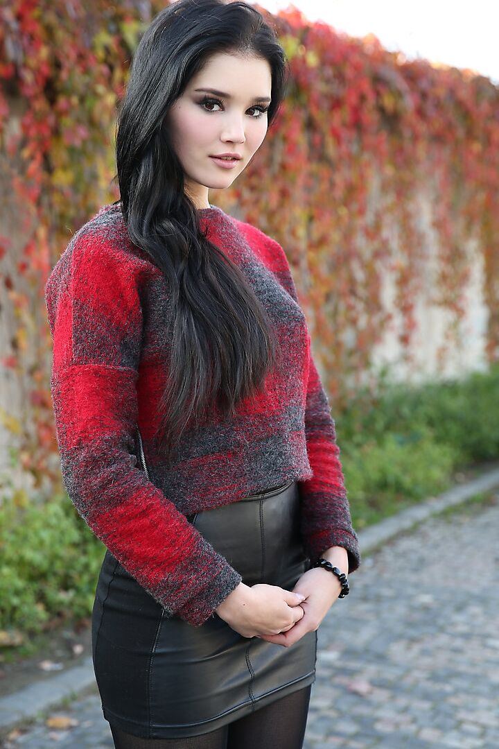 16P Malena, mannequin glamour brune, en bottes, pose non nue en extérieur