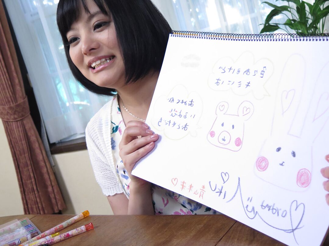 21P La flaca belleza asiática Miku Aoyama hace una mamada montando una polla caliente