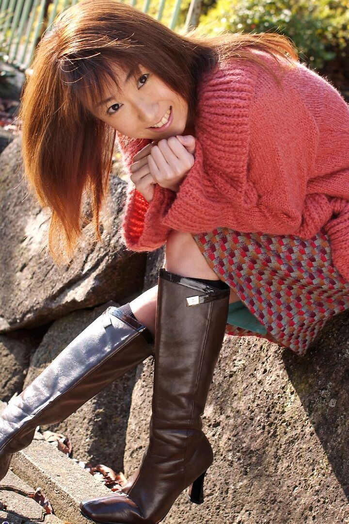 16P La jolie teen japonaise Anna Suzukaze montre sa chatte via une culotte transparente