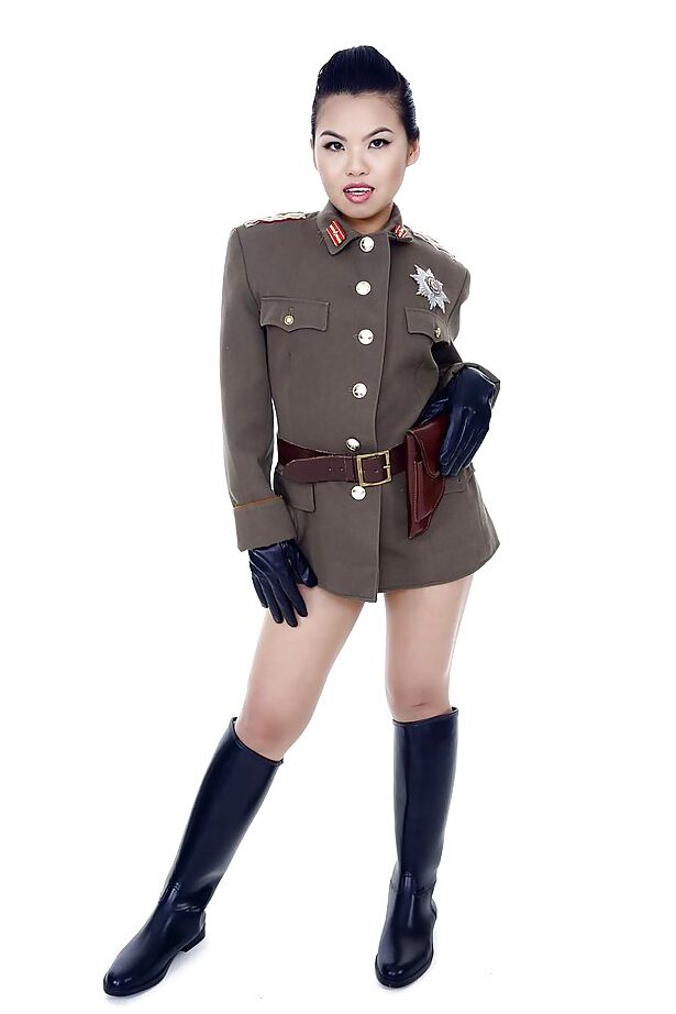 16P Estrela pornográfica oriental Cindy Starfall posando sozinha em traje militar