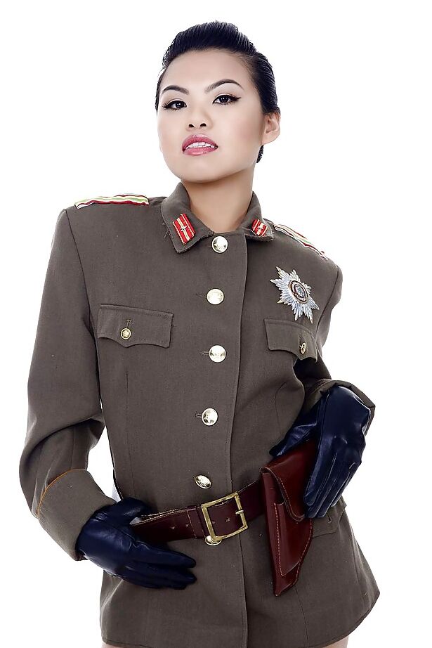 16P Estrela pornográfica oriental Cindy Starfall posando sozinha em traje militar