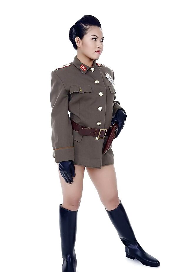 16P Estrela pornográfica oriental Cindy Starfall posando sozinha em traje militar