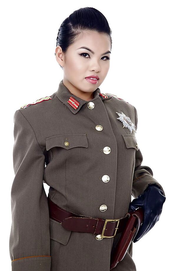 16P Estrela pornográfica oriental Cindy Starfall posando sozinha em traje militar