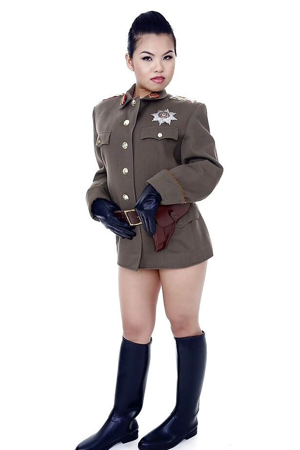 16P Estrela pornográfica oriental Cindy Starfall posando sozinha em traje militar