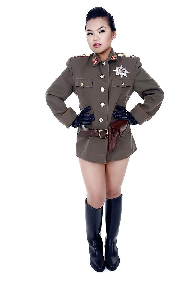 16P Estrela pornográfica oriental Cindy Starfall posando sozinha em traje militar