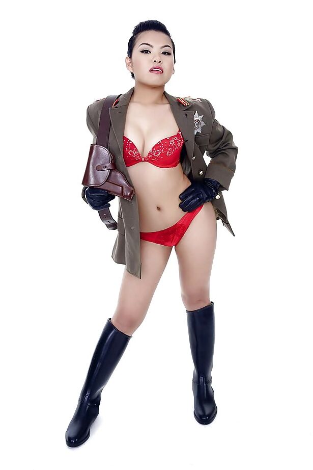 16P Estrela pornográfica oriental Cindy Starfall posando sozinha em traje militar