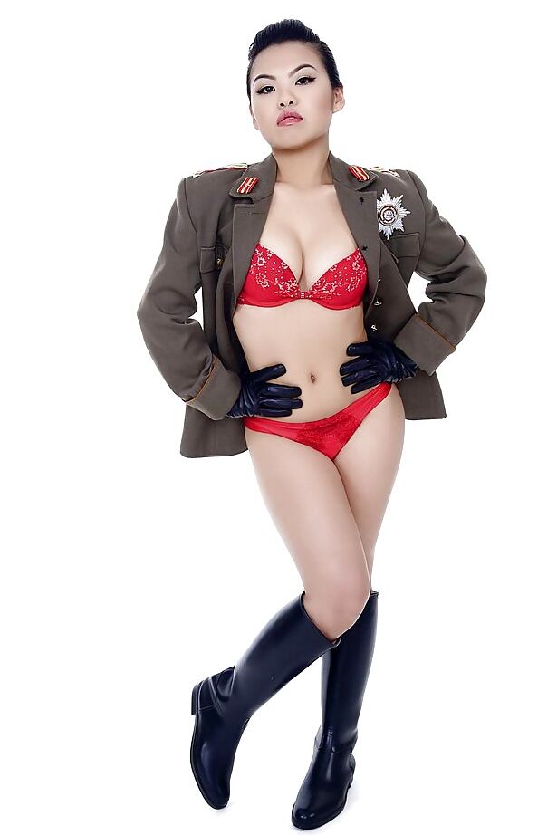 16P Estrela pornográfica oriental Cindy Starfall posando sozinha em traje militar