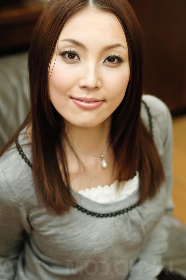 16P Nozomi Mashiro asiática chupa las joyas de la corona y lame la cabeza larga