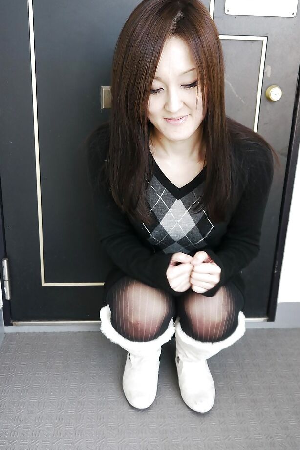 16P La morena asiática Riko Kariya posando para fotos sin desnudos con botas y medias