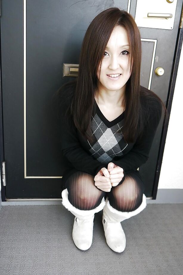16P La morena asiática Riko Kariya posando para fotos sin desnudos con botas y medias