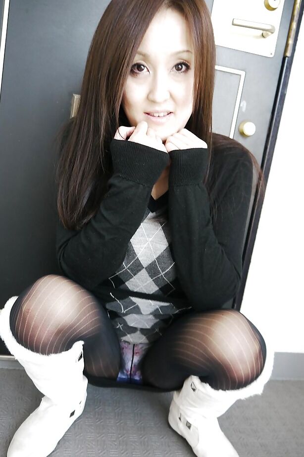 16P La morena asiática Riko Kariya posando para fotos sin desnudos con botas y medias