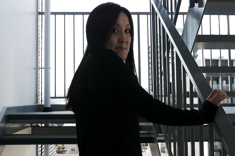 16P La morena asiática Riko Kariya posando para fotos sin desnudos con botas y medias