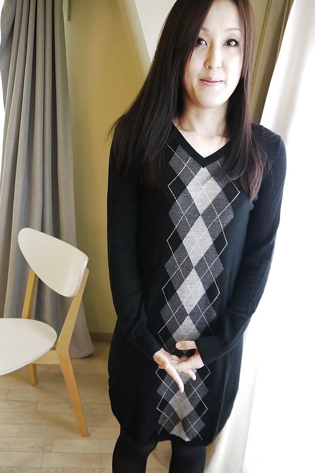 16P La morena asiática Riko Kariya posando para fotos sin desnudos con botas y medias