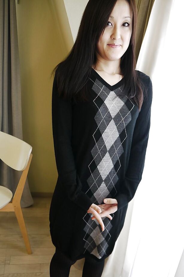 16P La morena asiática Riko Kariya posando para fotos sin desnudos con botas y medias