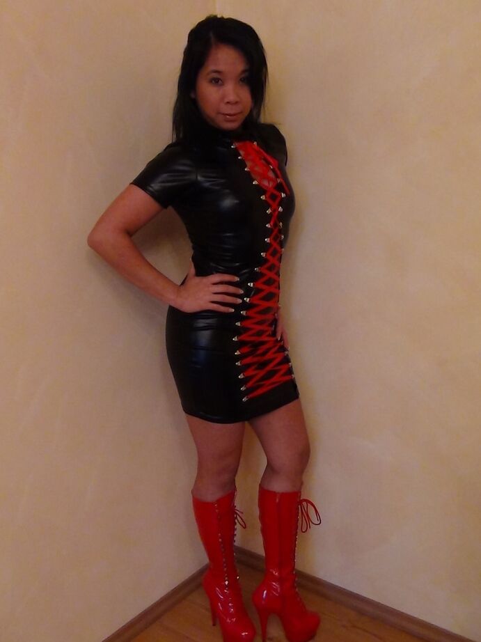 20P Schöne asiatische Frau in heißem Latex und High-Heel-Stiefeln zeigt sexy Upskirt