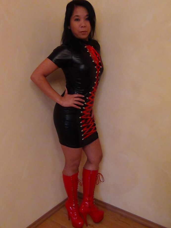 20P Schöne asiatische Frau in heißem Latex und High-Heel-Stiefeln zeigt sexy Upskirt