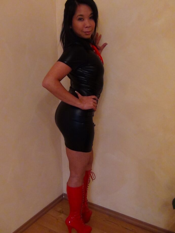 20P Schöne asiatische Frau in heißem Latex und High-Heel-Stiefeln zeigt sexy Upskirt