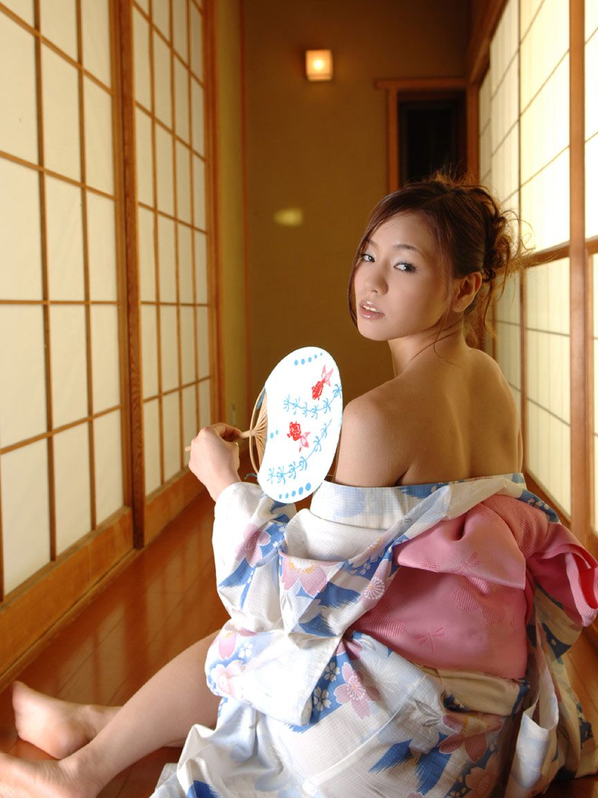 12P La belleza japonesa Kaede follada con los dedos y follada en su coño caliente
