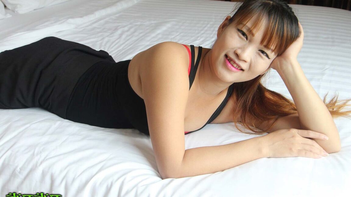 12P Petite asiatique avec un gros cul suce et baise un touriste sexuel en mode POV