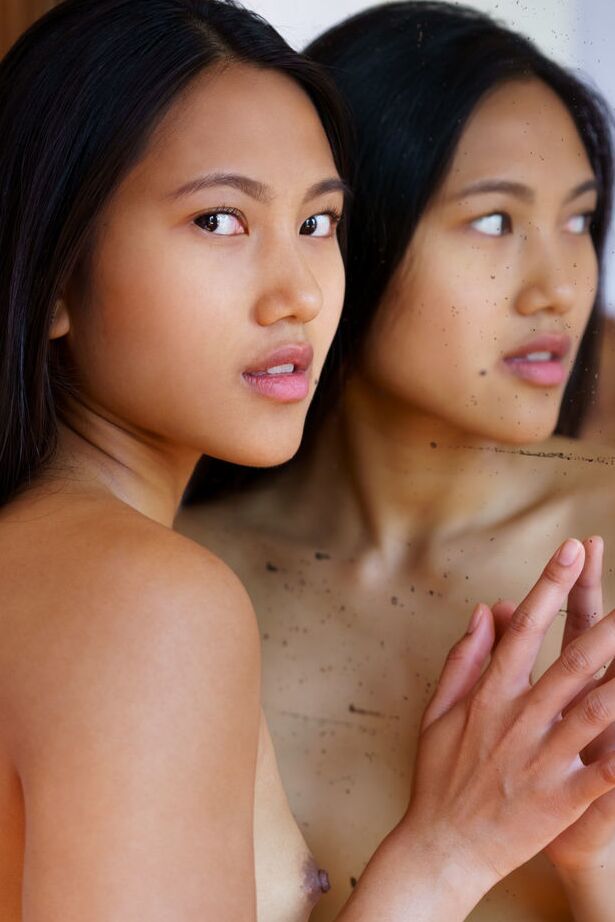 18P A adolescente asiática May Thai destaca sua vagina careca enquanto nua na cama