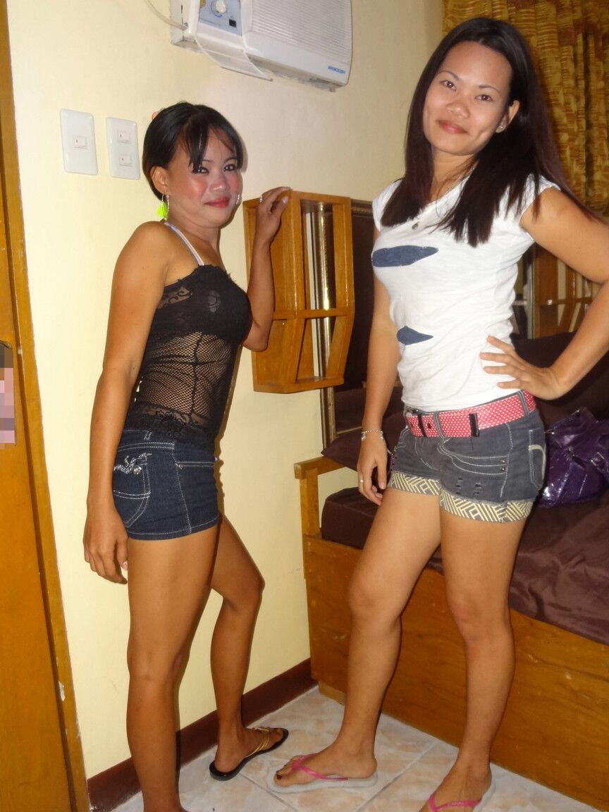15P Chicas asiáticas cachondas se toman selfies y se follan a un turista afortunado mientras disfrutan del aire acondicionado gratis