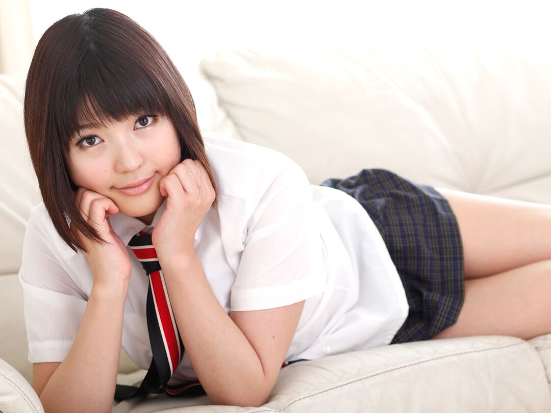 20P La pequeña colegiala japonesa Yume Aoi es follada con los dedos, jugueteada y follada