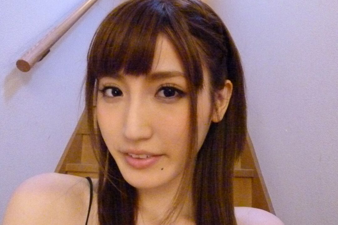 14P ホットな日本の美女愛沢かりんがカメラの前の階段でオナニー
