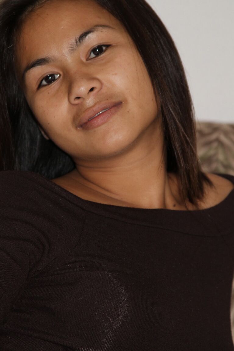 15P Merveilleuse fille philippine massant ses tétons sexy et sa chatte asiatique au lit