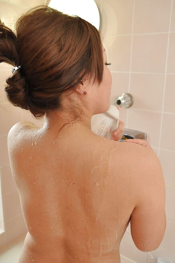 16P MILF asiatique timide aux courbes tentantes Tomoka Kuroki prenant une douche