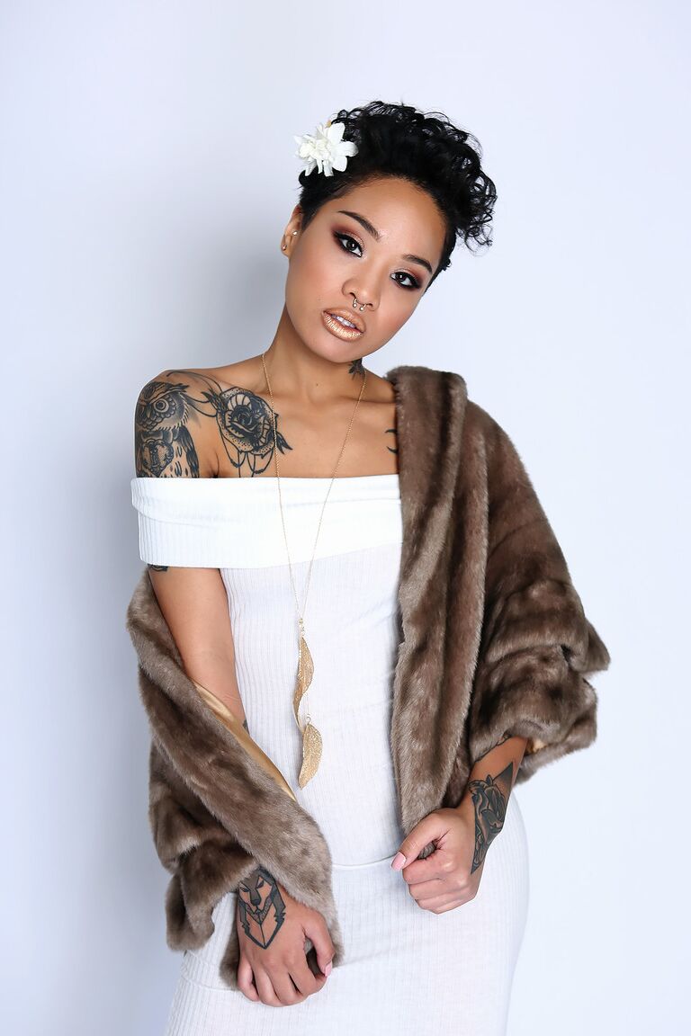 17P Garota negra elegante Honey Gold exibindo suas tatuagens sensuais e seios naturais
