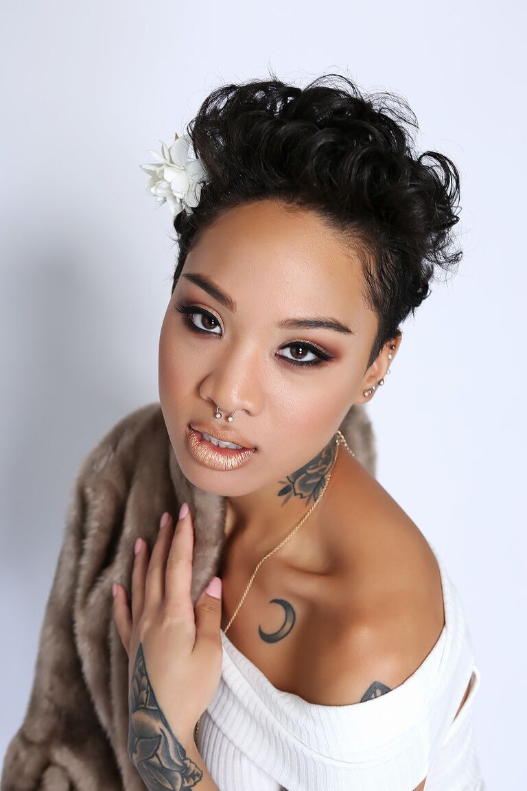 17P Garota negra elegante Honey Gold exibindo suas tatuagens sensuais e seios naturais