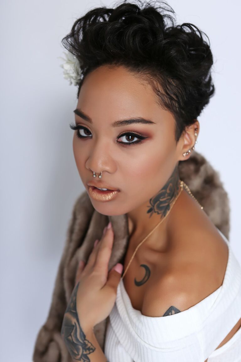 17P Garota negra elegante Honey Gold exibindo suas tatuagens sensuais e seios naturais