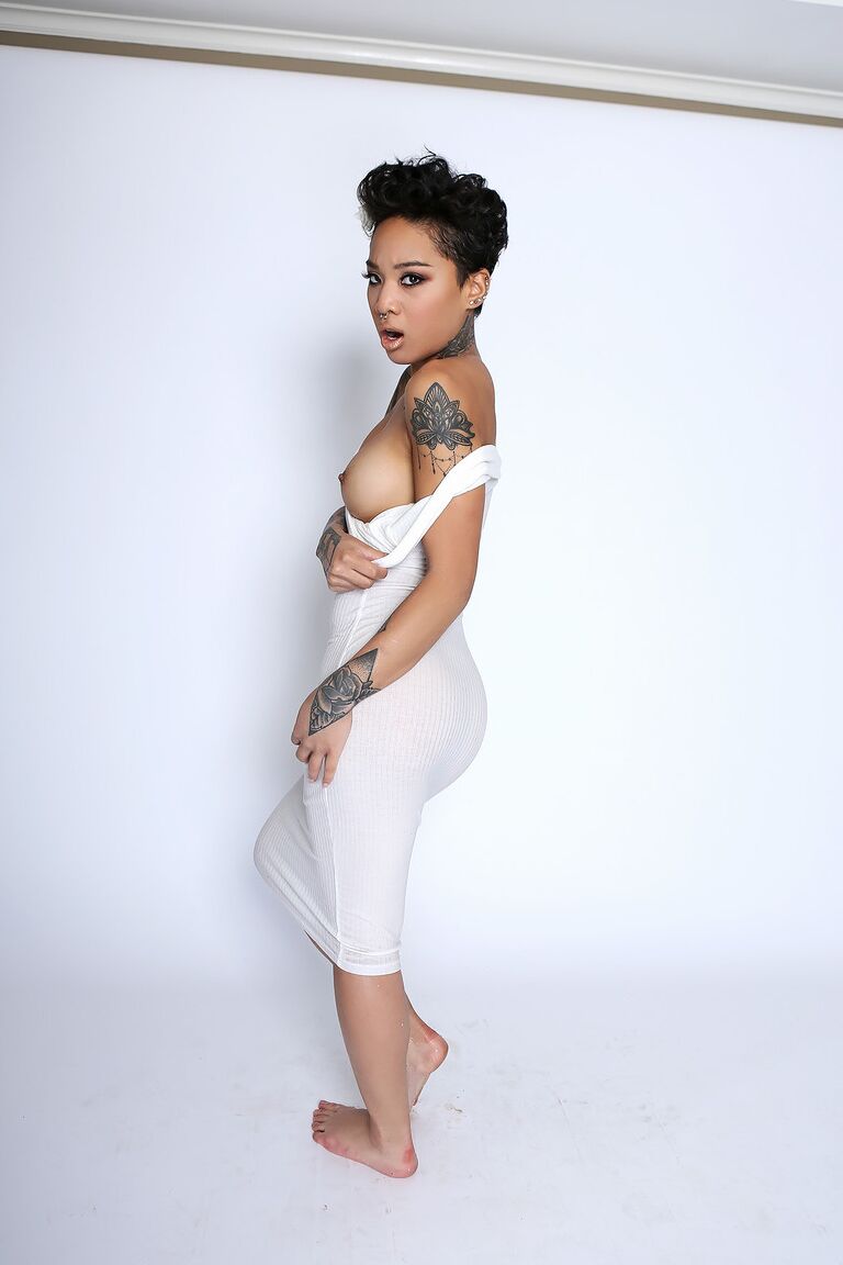 17P Garota negra elegante Honey Gold exibindo suas tatuagens sensuais e seios naturais