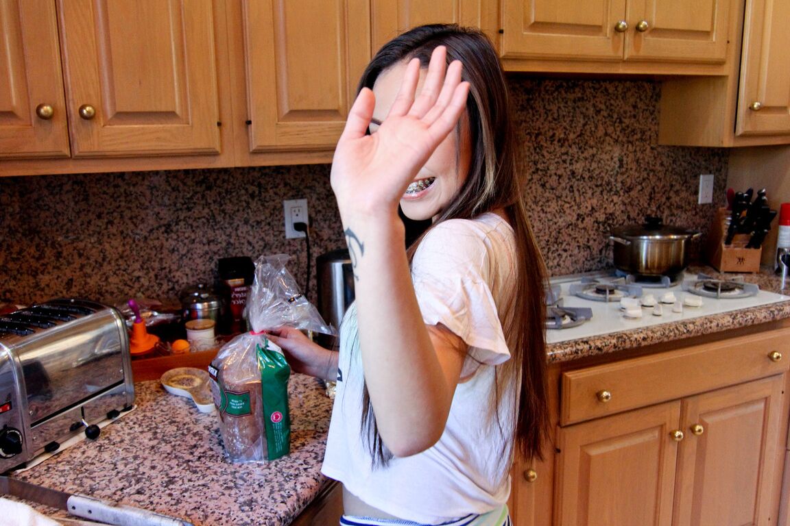 Das 17-jährige Eskimo-Babe Lily Lust zieht sich im Keller aus und zeigt ihre heiße Muschi