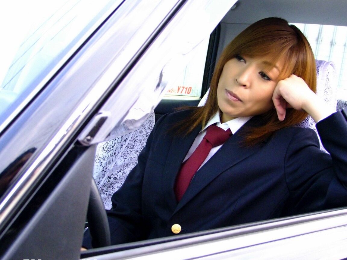 12P Japonesa caliente se lo folla en el coche