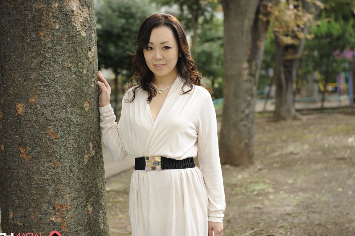 15P A elegante japonesa Yuna Yamami modela não nua ao ar livre em um vestido branco