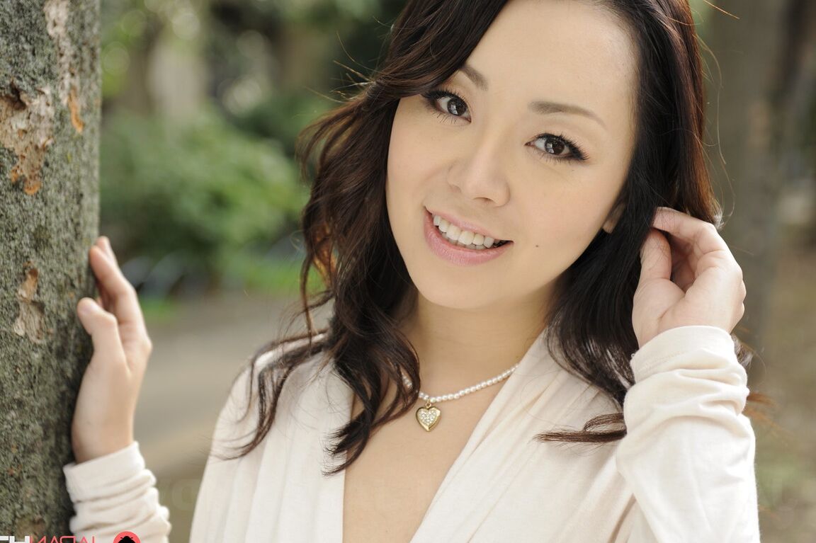 15P A elegante japonesa Yuna Yamami modela não nua ao ar livre em um vestido branco
