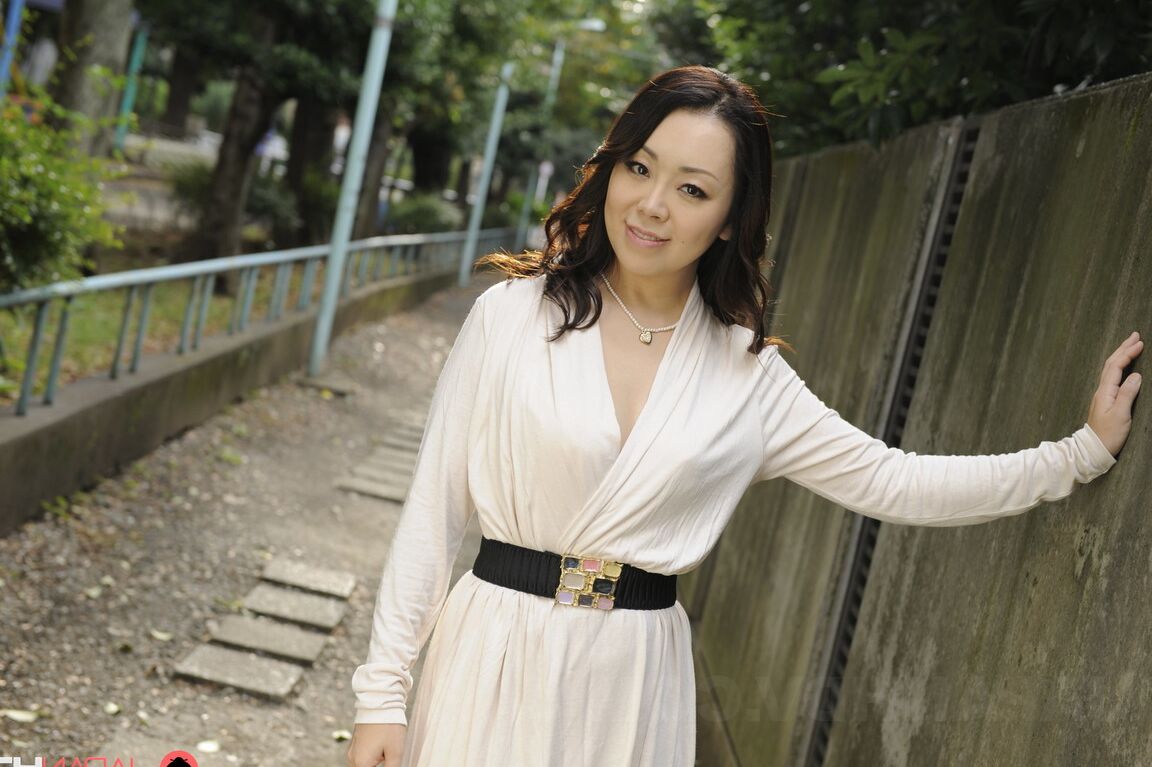 15P A elegante japonesa Yuna Yamami modela não nua ao ar livre em um vestido branco